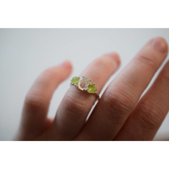 Raw peridot and clear quartz engagement ring - Picture 2 of 5